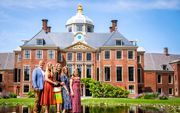 De koninklijke familie voor Paleis Huis ten Bosch tijdens de jaarlijkse fotosessie daar. beeld ANP