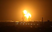 Een vuurbal boven Khan Yunis in de zuidelijke Gazastrook, na een Israëlische luchtaanval. beeld AFP