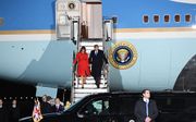 De Amerikaanse president Donald Trump en zijn echtgenote Melania Trump arriveren in Londen. beeld EPA