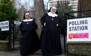 Twee nonnen verlaten een Londens stembureau na gestemd te hebben voor de parlementsverkiezingen in Groot-Brittannië. beeld AFP
