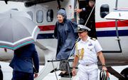 Prinses Beatrix komt donderdag in de regen aan op het vliegveld van Saba. beeld ANP