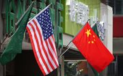De Chinese en Amerikaanse vlaggen. beeld AFP