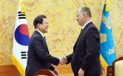 De Zuid-Koreaanse president Moon schudt maandag de hand van de speciale afgezant van de VS voor Noord-Korea, Stephen Biegun. beeld EPA