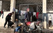 Een Syrische familie in een tijdelijk onderkomen in Idlib. beeld AFP