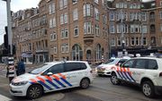 De politie heeft de Amstelveenseweg bij het koosjer-restaurant HaCarmel afgezet. beeld ANP