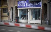 Het Joodse restaurant HaCarmel in Amsterdam-Zuid was al heel wat keren doelwit van vandalisme. beeld EPA, Michel van Bergen