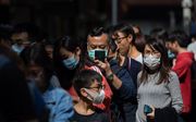 In Hong Kong staan burgers in de rij voor gratis vitaminepillen en handzeep. beeld EPA