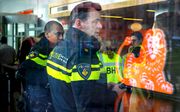Politie aan het werk in het hoofdkantoor van ING in Amsterdam, waar een bombrief ontplofte. beeld ANP