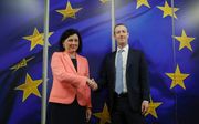 EU-commissaris Věra Jourová (Transparantie en Waarden) en Facebook-topman Mark Zuckerberg. beeld EPA