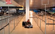 Een eenzame reiziger op Schiphol. beeld ANP