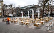 Een leeg terras in het centrum van Den Haag nadat horeca gesloten is vanwege maatregelen tegen het coronavirus. beeld ANP