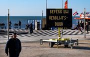 De politie waarschuwt mensen bij het strand in Zandvoort zich aan coronamaatregelen te houden. Beeld ANP, Ramon van Flymen
