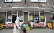 Bankjes voor het Rotterdamse verpleeghuis De Leeuwenhoek zijn afgesloten met lint. Diverse dementerende ouderen zijn afgelopen tijd overleden, vermoedelijk door corona. beeld ANP, Pieter Stam de Jonge