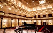 Pianiste Iris Hond treedt op in een leeg Concertgebouw tijdens de ”Empty Concertgebouw Sessions". beeld ANP, Sem van der Wal