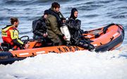 Een duiker van Defensie zoekt met behulp van sonar naar het lichaam van de vijfde surfer. Defensie is ingeschakeld om het stoffelijk overschot van de 23-jarige man uit Delft te vinden die bij het surfdrama is omgekomen. beeld ANP