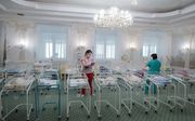 Mei 2020: kinderen wachten op hun pleegmoeders in Hotel Wenen in de Oekraïense hoofdstad Kiev. Vanwege de coronamaatregelen mochten de wensouders hun kinderen niet ophalen. beeld EPA, Sergey Dolzhenko