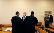 Netanyahu (m.) in de rechtszaal. beeld EPA