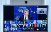 Een onlinevergadering gaat sneller en kost geen reistijd. Foto: digitale vergadering van de EU-top. beeld ANP, Sem van der Wal