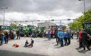 Een groep Noord-Hollandse boeren blokkeert met 30 tot 35 landbouwvoertuigen de toegangspoort van het distributiecentrum van Albert Heijn. beeld ANP