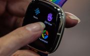 Het nieuwste slimme horloge van Fitbit meet het stressniveau van de gebruiker. beeld EPA, Filip Singer