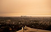 Oranje lucht boven Los Angeles. beeld EPA/ETIENNE LAURENT