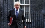 Boris Johnsen verlaat Downing Street 10 na een vergadering over de controversiële wet die bepalingen uit het EU-verdrag terzijde schuift. beeld EPA, Andy Rain
