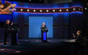 Trump (L) en Biden (M) tijdens het eerste verkiezingsdebat. beeld AFP, Jim Watson