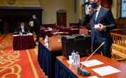 Minister Hugo de Jonge (Volksgezondheid, Welzijn en Sport, CDA) voorafgaand aan het debat in de Eerste Kamer over de coronawet. beeld ANP, BART MAAT
