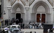 Politieagenten bij de Notre-Dame in Nice, donderdag. beeld EPA, Sebastien Nogier
