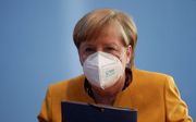 De Duitse bondskanselier Angela Merkel zei maandag dat komende Kerst gepaard zal gaan met coronamaatregelen, maar dat het geen eenzame Kerstmis zou moeten zijn. beeld AFP, Hannibal Hanschke