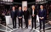 De Franse presidentskandidaten voor het tv-debat. Van links naar rechts: Fillon, Macron, Melenchon, Le Pen, Hamon. beeld AFP