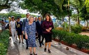 Prinses Beatrix komt aan bij de Universiteit van Aruba tijdens een werkbezoek aan de Antillen. Beeld ANP
