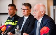 Directeur Jan Hofman van de J.H. Donnerschool in De Glind (M) en burgemeester Asje van Dijk (R) tijdens een persconferentie over het overlijden van Romy Nieuwburg. beeld ANP