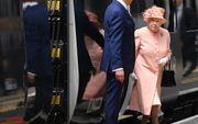 De Britse koningin Elizabeth en haar echtgenoot prins Philip namen dinsdag de trein. Ze namen dezelfde route die koningin Victoria 175 jaar geleden volgde. beeld AFP
