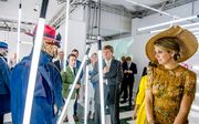 Koning Willem-Alexander en koningin Maxima bekijken de tentoonstelling Global Denim Awards in het Design Museum Triennale tijdens de laatste dag van het staatsbezoek aan Italie. beeld ANP