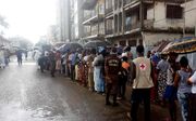 Rijen voor een ziekenhuis in Freetown, waar mensen familieleden willen bezoeken. beeld AFP