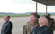 De Noord-Koreaanse leider Kim Jong-Un bekijkt een raketlancering. beeld AFP