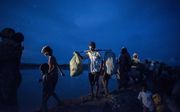 Rohingya-vluchtelingen steken de grens met Bangladesh over, op de vlucht voor etnisch geweld in Myanmar. beeld AFP