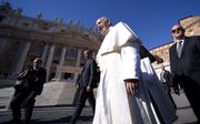 De paus woensdag tijdens de wekelijkse toespraak op het Sint-Pietersplein. beeld AFP