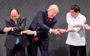 Trump schudt de hand van de presidenten van Vietnam en de Filippijnen. beeld AFP