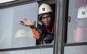 De ruim negenhonderd mijnwerkers die sinds donderdagmiddag vastzaten in een goudmijn in de provincie Vrijstaat in Zuid-Afrika zijn gered.  beeld AFP