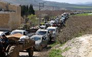 Inwonders ontvluchten Afrin. beeld AFP