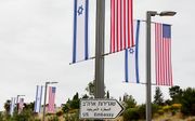 Borden en vlaggen bij de ambassade van de VS in Jeruzalem. beeld EPA