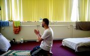 Islamitische asielzoeker bidt op zijn kamer, beeld ANP, Robin Utrecht.