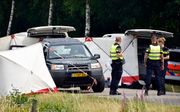 Politie doet onderzoek bij een terreinwagen, waar een 72-jarige jager uit Vriezenveen is omgekomen bij een schietongeluk. beeld ANP
