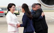 Warm welkom voor president Moon Jae-in en zijn vrouw op het vliegveld van Pyongyang. beeld EPA