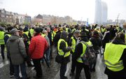 Gele hesjes zaterdag in Luik herdenken de omgekomen demonstrant. beeld AFP