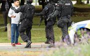 Omstanders worden teruggedrongen in Christchurch, Nieuw-Zeeland. beeld EPA