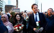 Tweede Kamervoorzitter Khadija Arib en premier Mark Rutte voorafgaand aan de stille tocht. beeld ANP