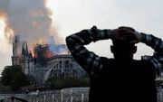 Verslagenheid in Parijs nadat de bekende Notre Dame in brand is gevlogen. beeld AFP